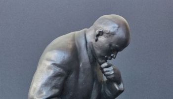 Старинная скульптура. Ленин В.И. в Разливе